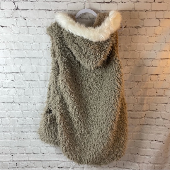 [Code] Fuzzy Vest - Picture 6 of 9